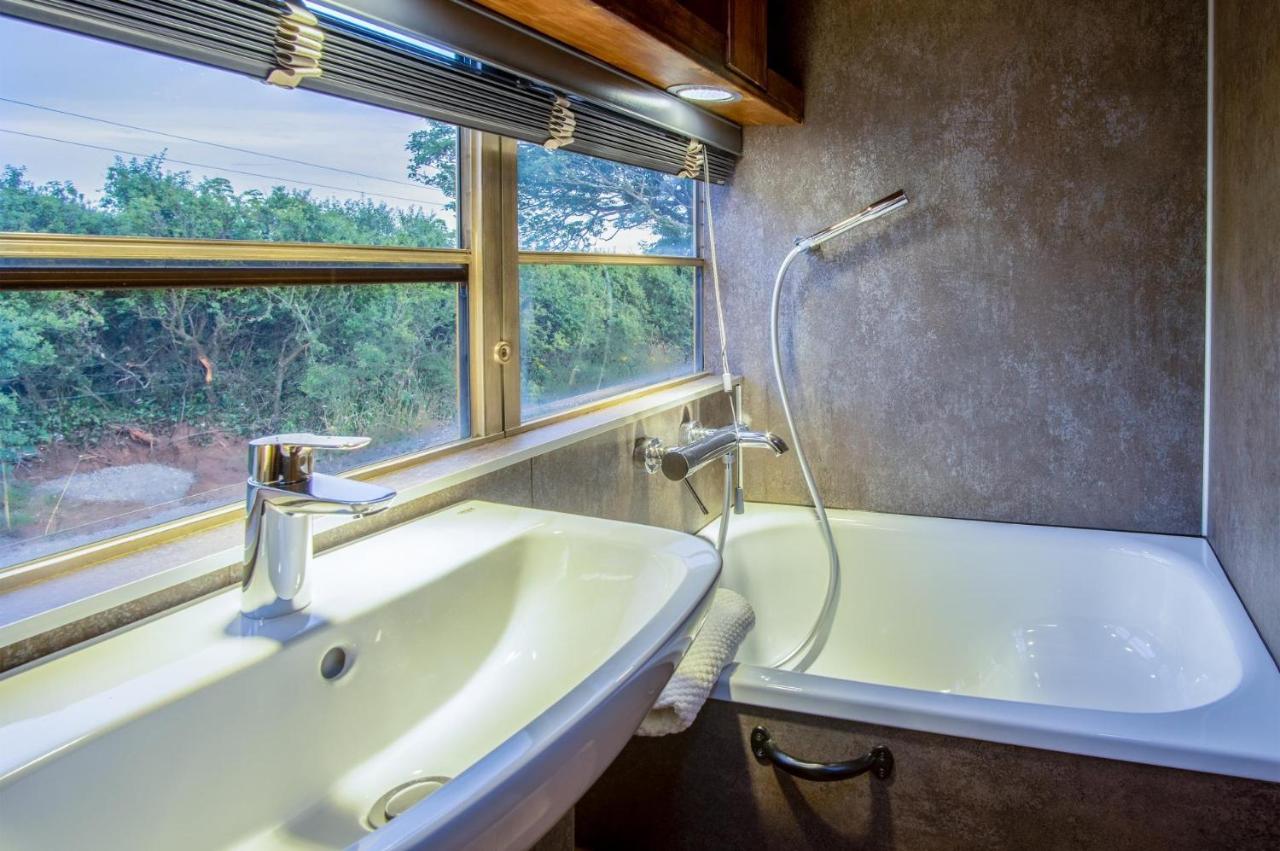 American School Bus - 1 Bedroom - Blossom Farm - Tiers Cross Johnston Exterior foto
